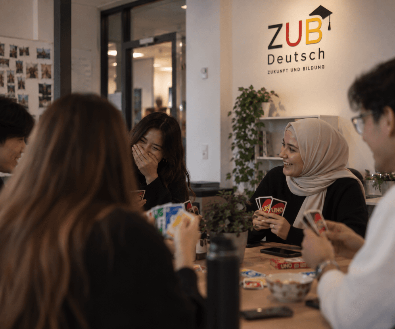 Kursteilnehmende beim Spieleabend in den Räumen von ZUB Deutsch
